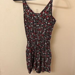 Floral romper with pockets